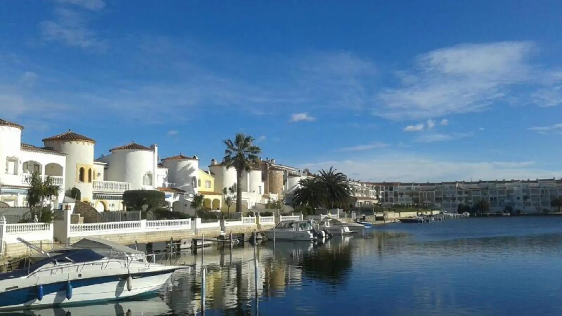 Apartment In Empuriabrava With Canal View 0*,